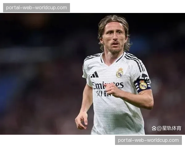 瞬间定格：老将莫德里奇替换下场时，伯纳乌全场起立鼓掌致敬